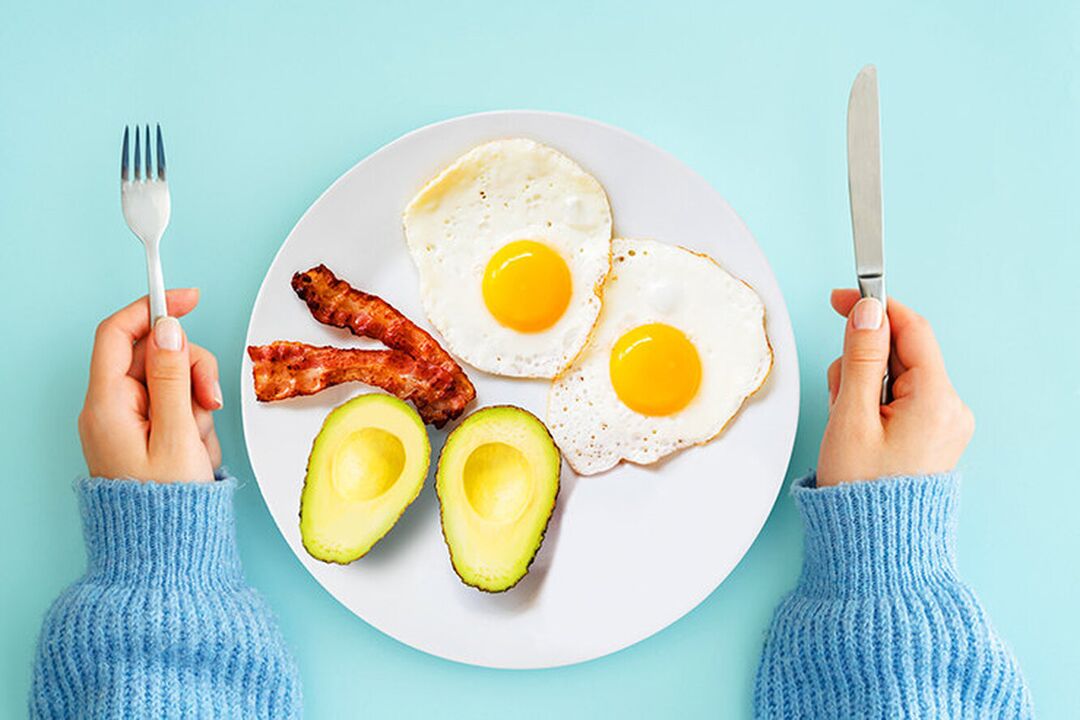 O almorzo perfecto no menú da dieta ceto ovos con touciño e aguacate
